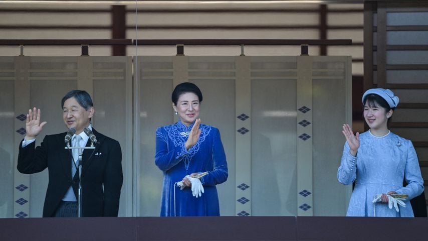 Kaiser Naruhito, Kaiserin Masako und Prinzessin Aiko grüßen zum 65. Geburtstag des Kaisers im Kaiserpalast in Tokio