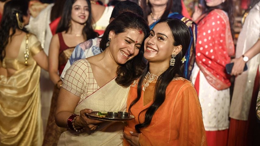 Kajol und Nysa Devgan feiern Sindoor Khela am letzten Tag von Durga Puja in Mumbai, Oktober 2025