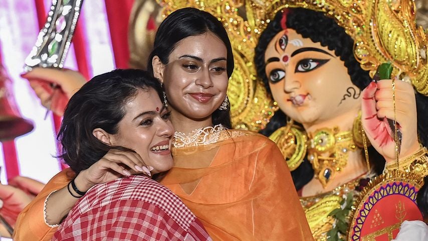 Kajol und Nysa Devgan beim Sindoor Khela während der Durga-Puja-Feier in Mumbai, 2. Oktober 2025