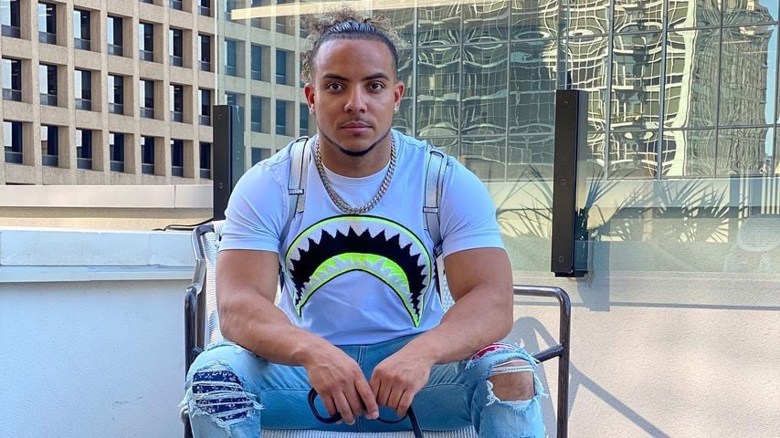 Influencer Kaleb Mickens mit seinem Hund