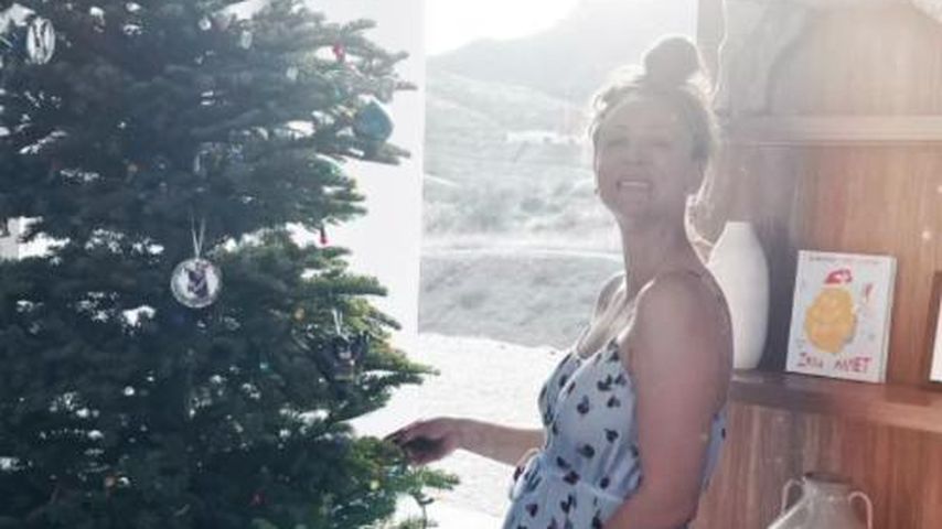 Schwangere Kaley Cuoco und Tom posieren als happy Family