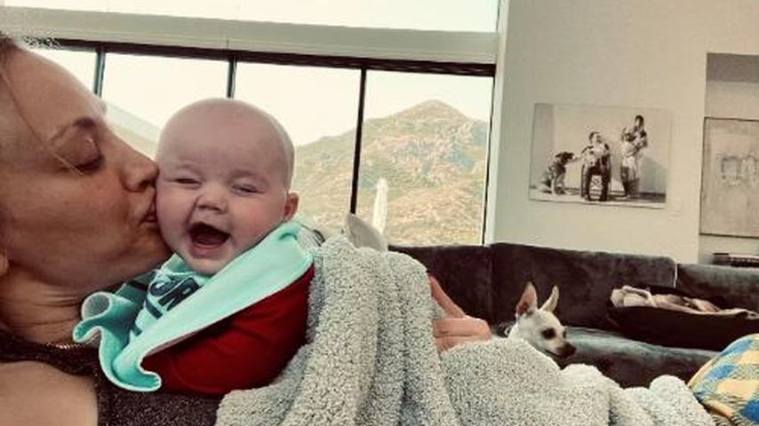 Wie süß: Kaley Cuoco knutscht lachendes Töchterchen Matilda