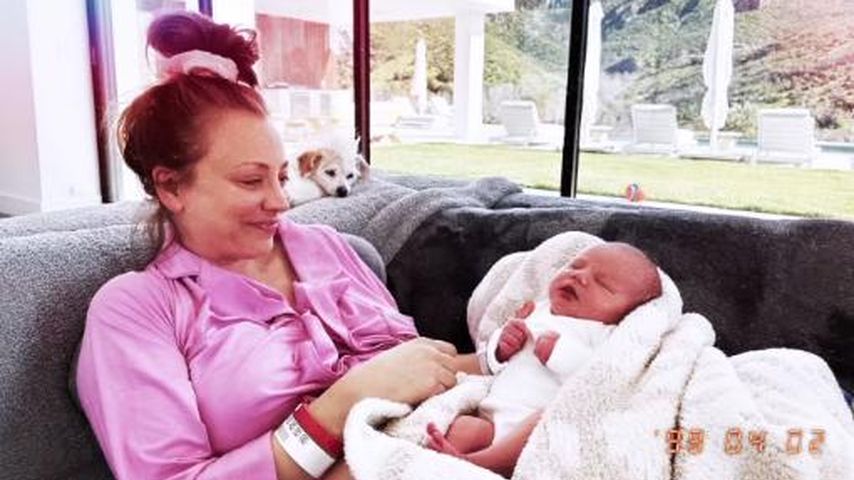 Kaley Cuoco kuschelt mit Baby Matilda