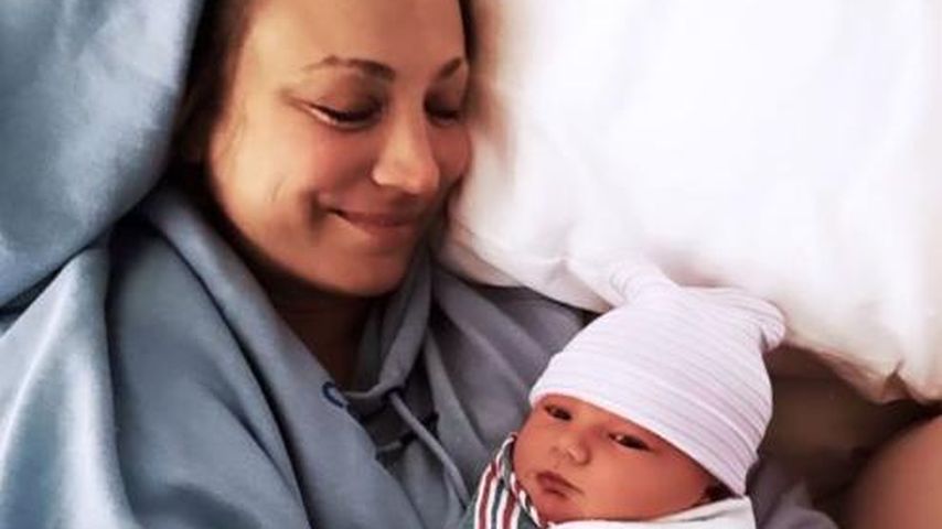 Ganz vernarrt: Kaley Cuoco kuschelt ihr Baby den ganzen Tag!