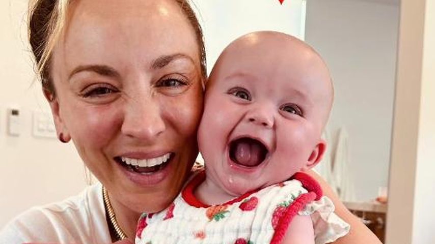 Kaley Cuoco mit ihrer Tochter im August 2023