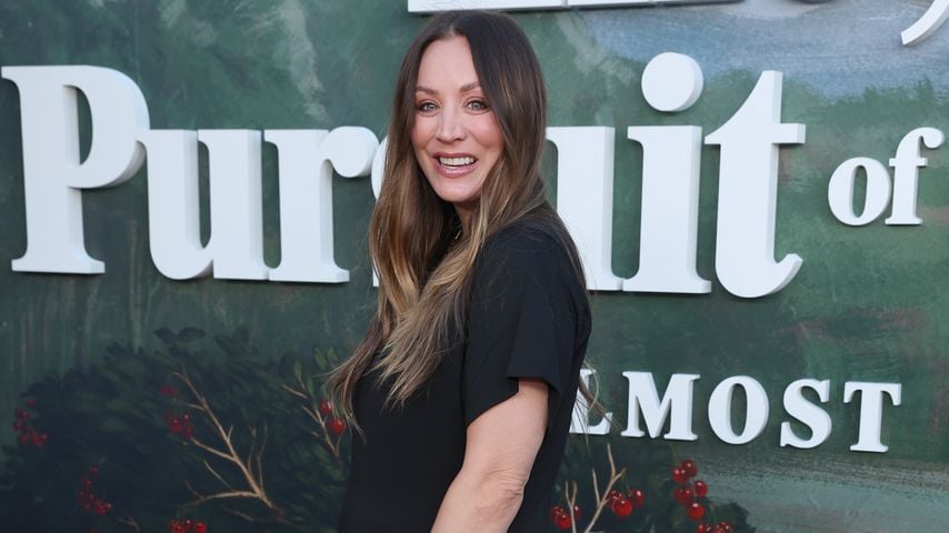 Kaley Cuoco zeigt erstmals ihren Babybauch auf Red Carpet