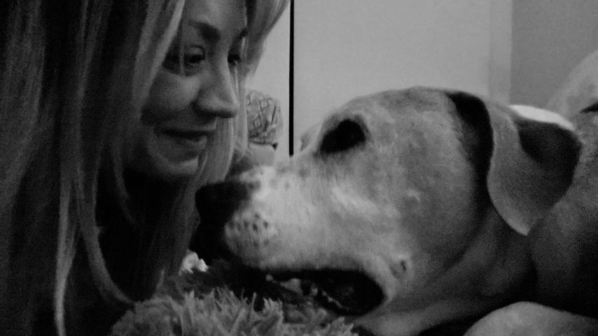 Kaley Cuoco mit ihrem Hund Norman