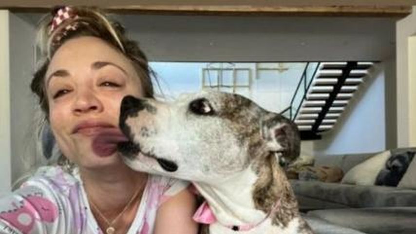 Kaley Cuoco mit ihrem Hund Shirley