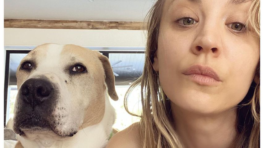 Kaley Cuoco mit ihrem Hund Norman