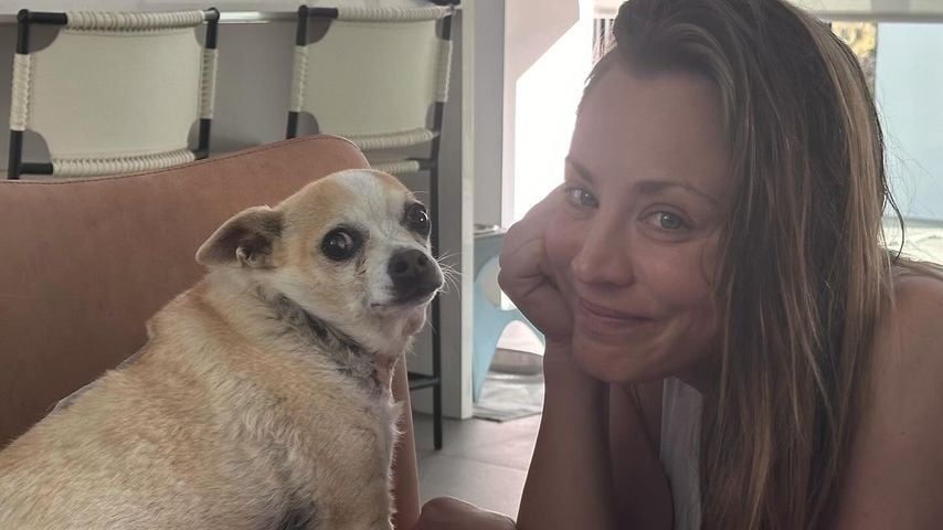 Kaley Cuoco mit ihrem Hund King