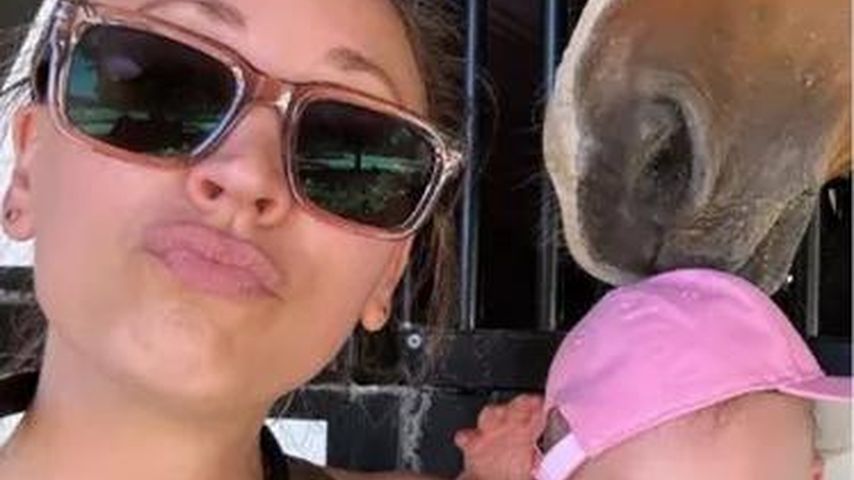 Kaley Cuoco zeigt stolz Tochter Matilda auf ihrem neuen Pony