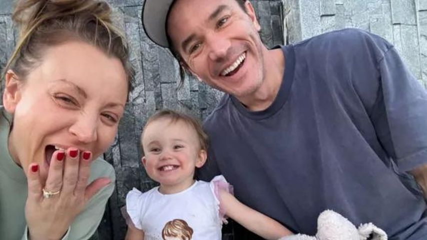 Kaley Cuoco mit ihrer Tochter Matilda und ihrem Partner Tom Pelphrey