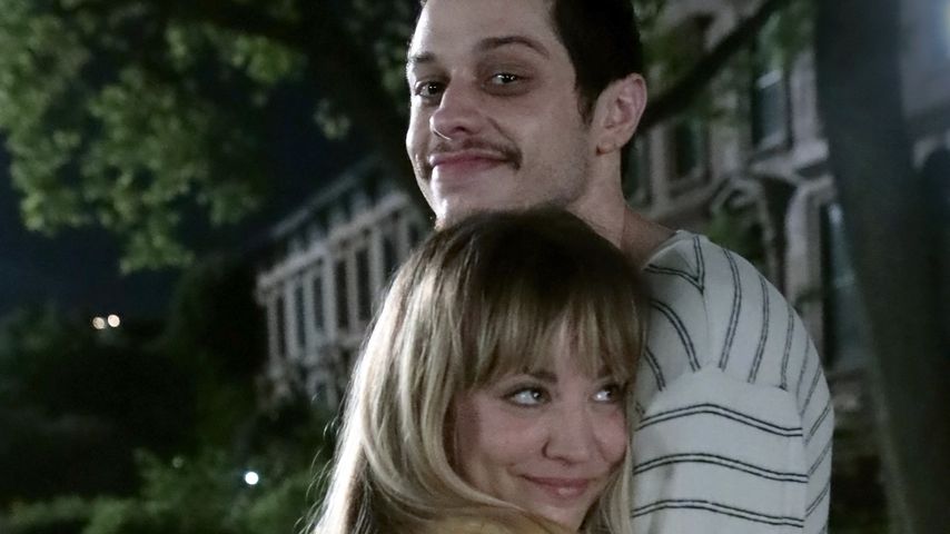 Tröstet Kaley Cuoco Pete Davidson hier wegen Phoebe Dynevor?
