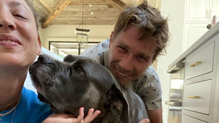 Kaley Cuoco und Karl Cook mit ihrem Hund Larry, Juli 2021
