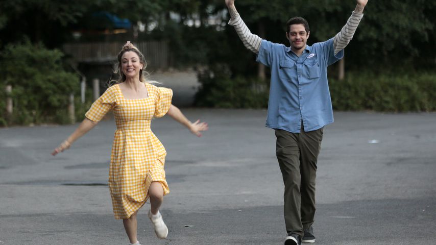 Kaley Cuoco und Pete Davidson am Set von "Meet Cute"