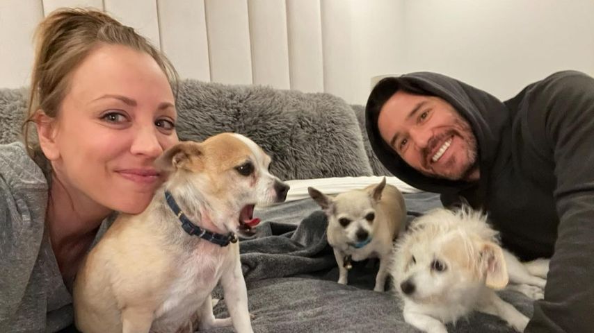 Kaley Cuoco und Tom Pelphrey mit ihren Hunden