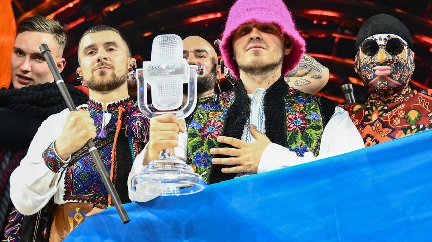 Kalush Orchestra mit der ESC-Trophäe
