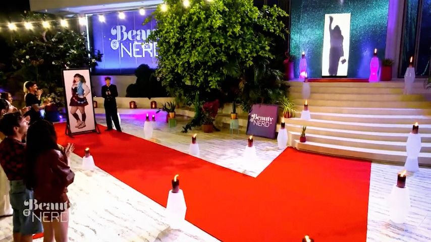 Kandidaten bei "Beauty & The Nerd" warten auf das Umstyling von Thesi