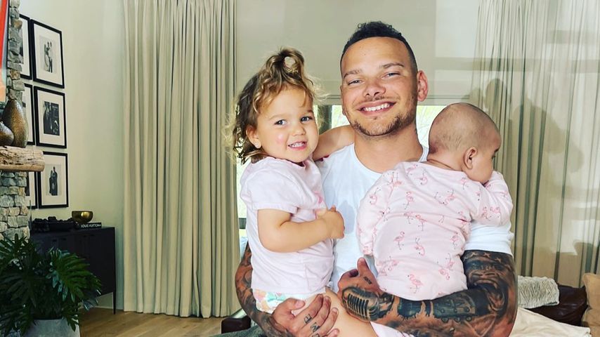 Kane Brown hält seine Kinder auf dem Arm