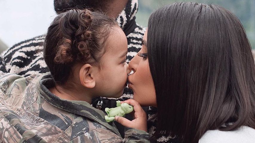 Bussi fürs Baby: So süß knutscht Kim Kardashian Chicago ab!