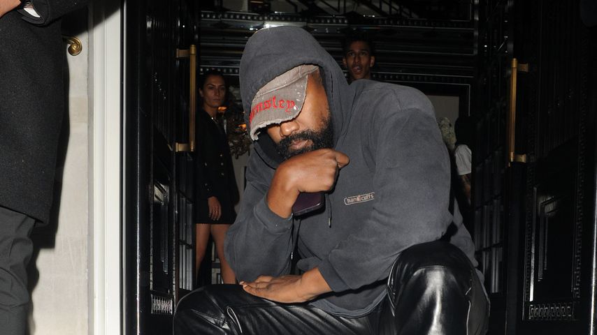 In Flip-Fops und Socken: Kanye West besucht die Fashion Week