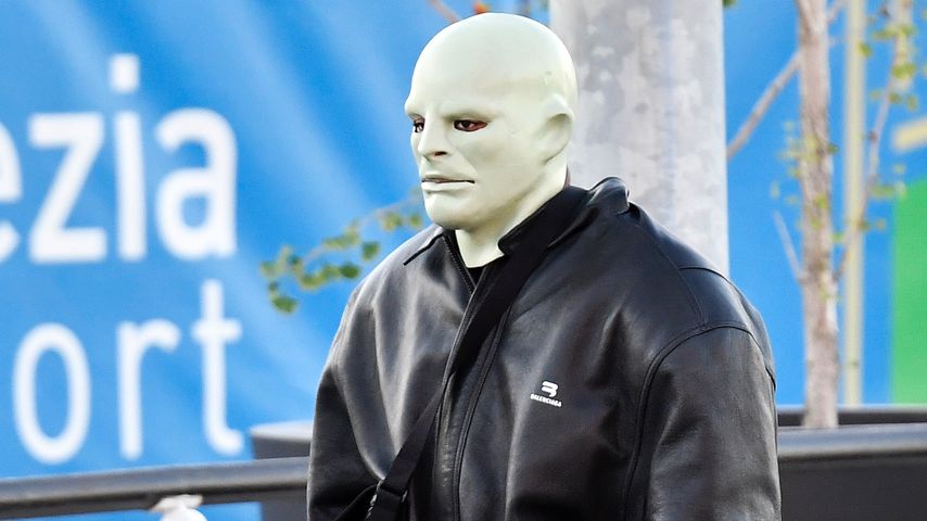 Kaufte er die Maske in Berlin? Das ist wirklich Kanye West