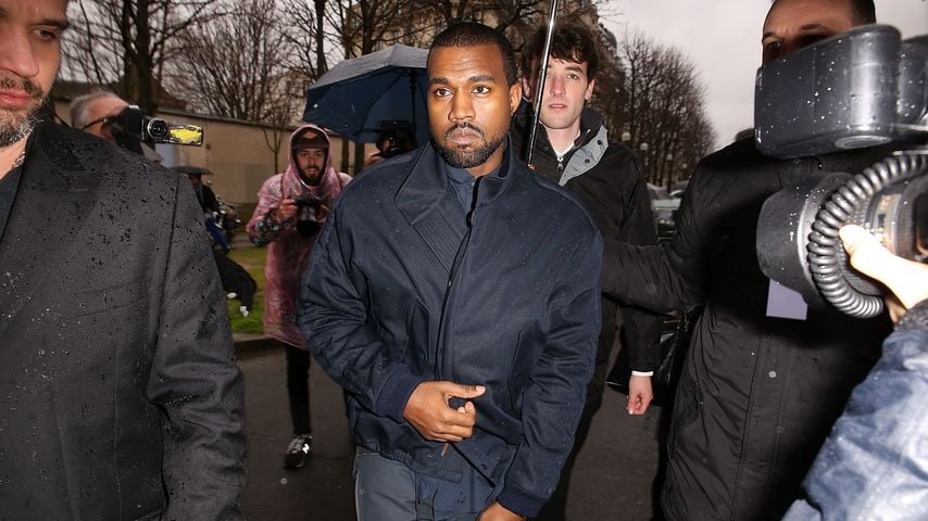 Kanye West erscheint zur Balenciaga-Show der Pariser Fashion Week im Februar 2014