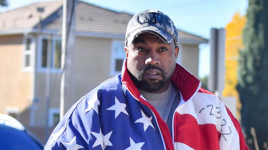 Schräger Look: Kanye West in greller XXL-Jacke mit USA-Print