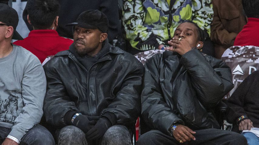 Kanye West und ein Freund bei einem Basketballspiel