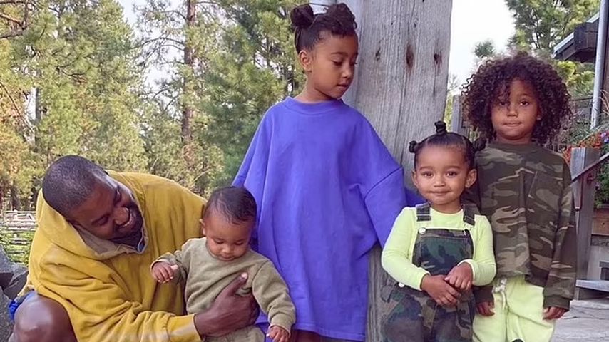 Kanye West mit seinen Kindern Psalm, North, Chicago und Saint