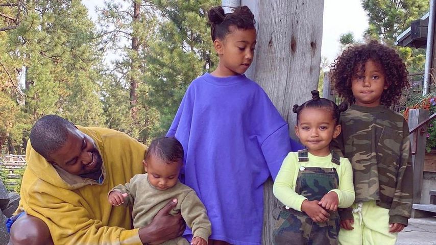 Kanye West mit seinen vier Kindern