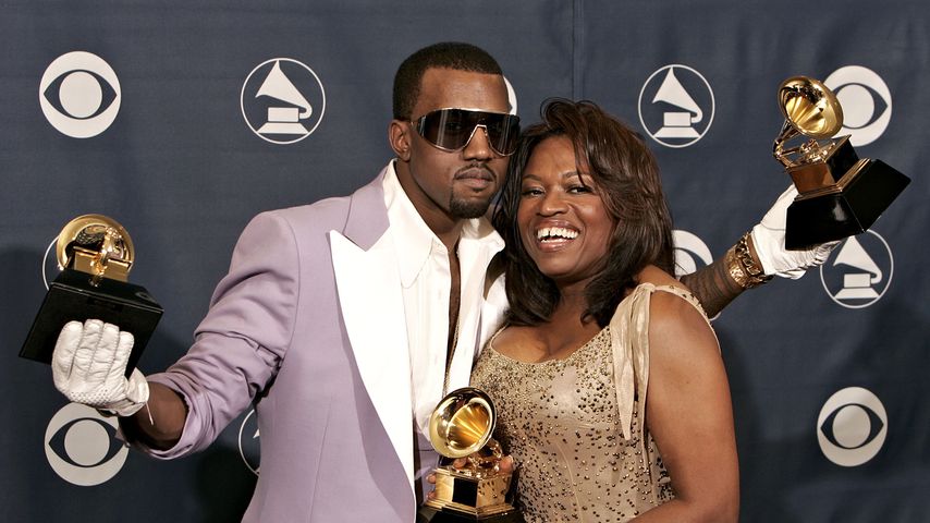 Kanye West mit seiner Mutter Donda West (†) bei den Grammy Awards 2006