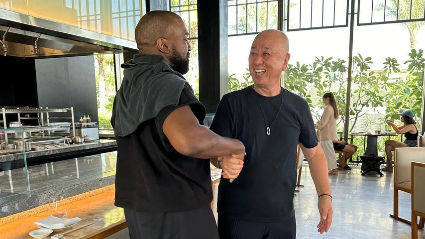 Kanye West in einem Restaurant in Dubai