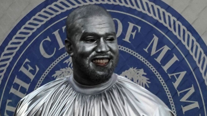 Silbernes Bodypainting: Was ist mit Kanye Wests Outfit los?