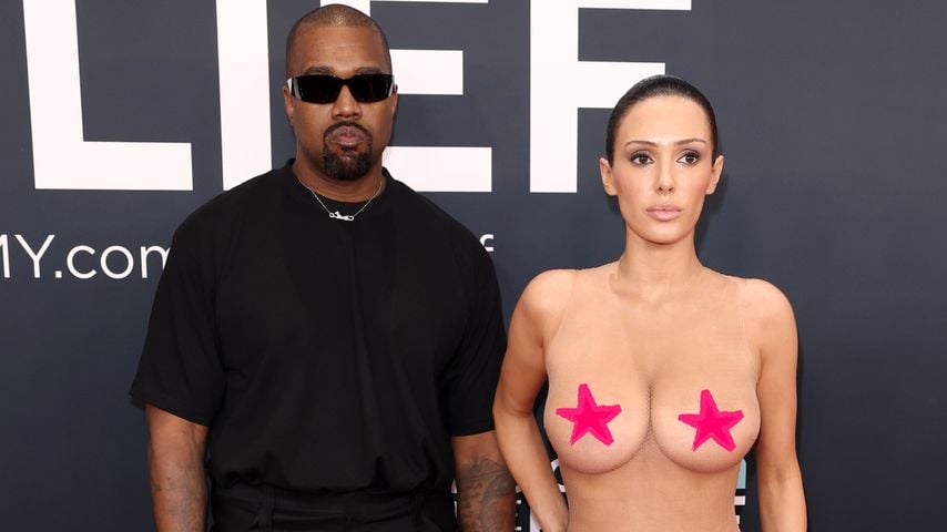 Collage: Kanye West und Bianca Censori bei den 67. Grammy Awards, Februar 2025