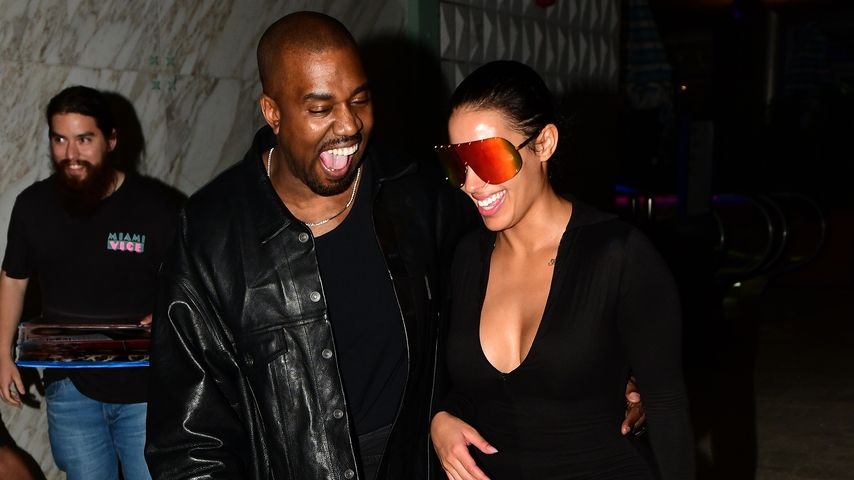Megagut gelaunt: Kanye West mit Kim-Doppelgängerin im Club