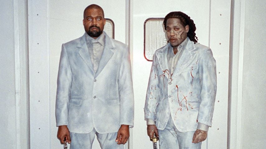Kanye West und Don Toliver posieren in Kostümen zum neuen Musikvideo "OK", 2026
