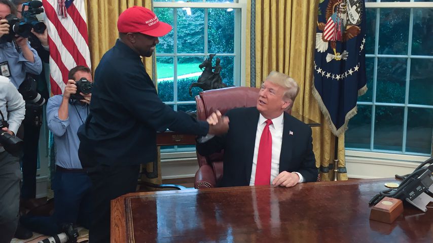 Nach Trump-Besuch: Kanye West springt für Wut-Rede auf Tisch