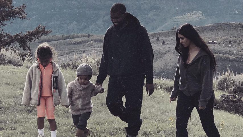 Kanye West und Kim Kardashian mit ihren Kids North (l.) und Saint West (2.v.l.)