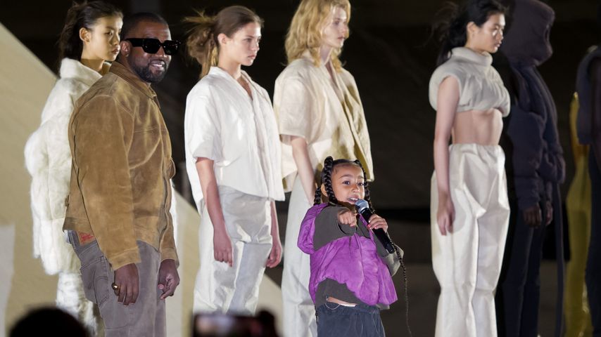 Kanye und North West bei der Yeezy Fashion Show im März 2020