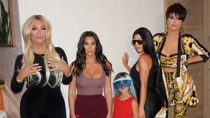 Legendäres Familienbild: Die Kardashians feiern Staffel-Ende