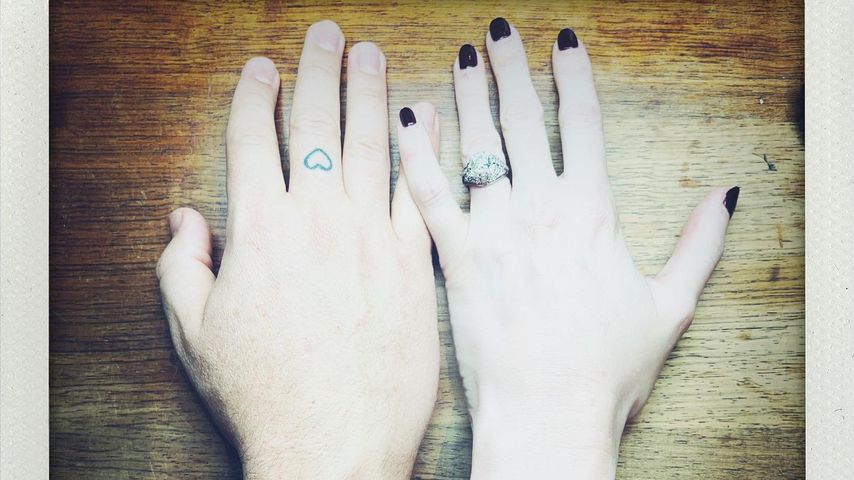 Karen Elson mit ihrem Verlobungsring