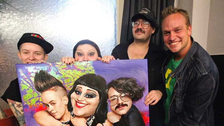 Karikaturist Bernhard Prinz mit der Band Gossip