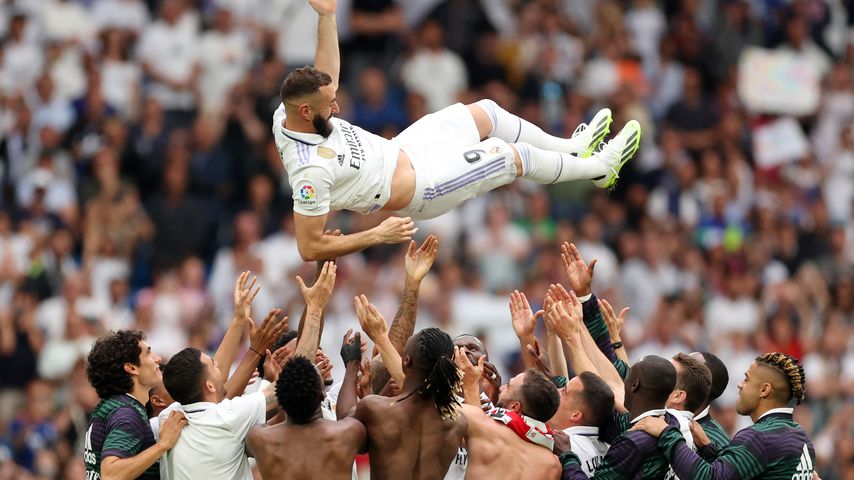 Karim Benzema wird von seinen Teamkollegen gefeiert