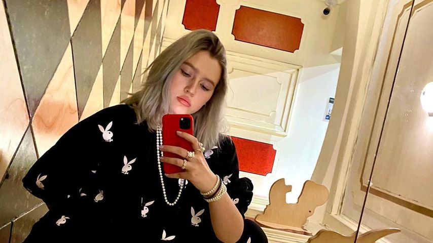 Karin Ann im Playboy-Jogger