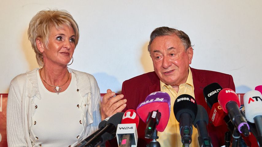 Karin Karrer und Richard Lugner bei einer Pressekonferenz