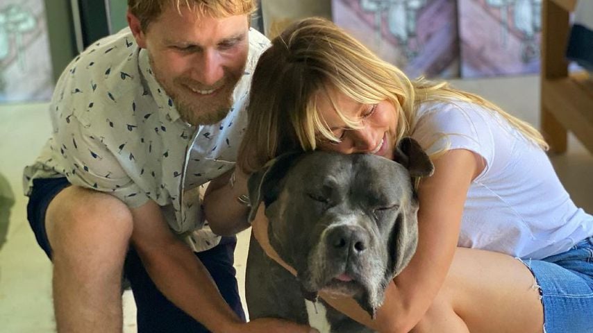 Karl Cook und Kaley Cuoco mit ihrem Hund Larry, Juli 2021