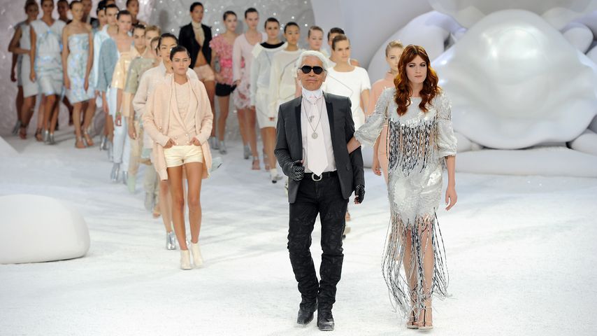 Karl Lagerfeld mit Florence Welch auf der Paris Fashion Week, Oktober 2011