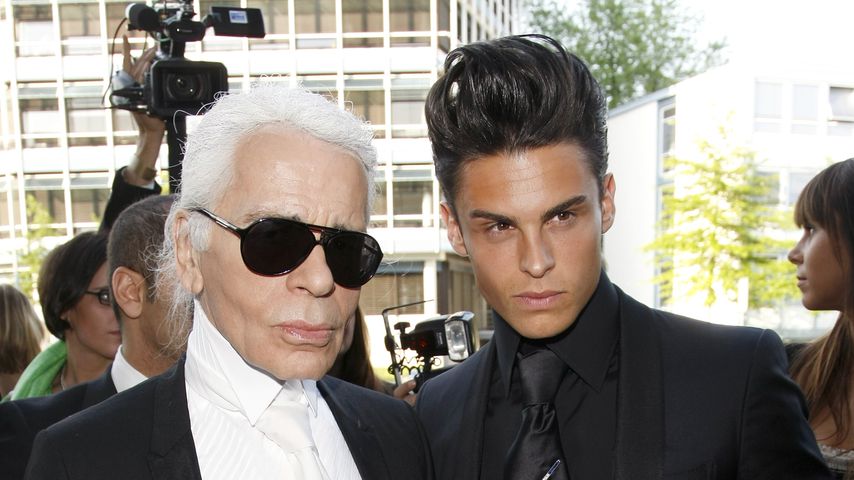 Modedesigner Karl Lagerfeld und Model Baptiste Giabiconi, 2010