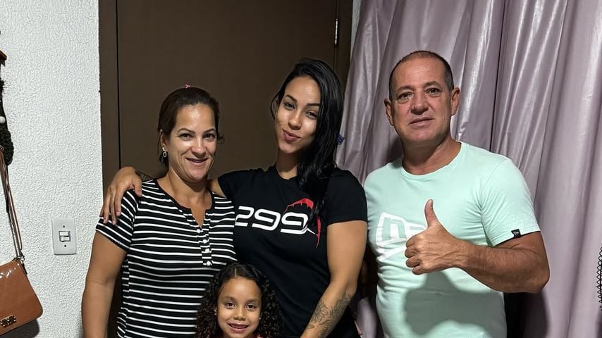 Karla Thaynnara mit ihrer Familie und Vater José Carlos Andrade Nogueira